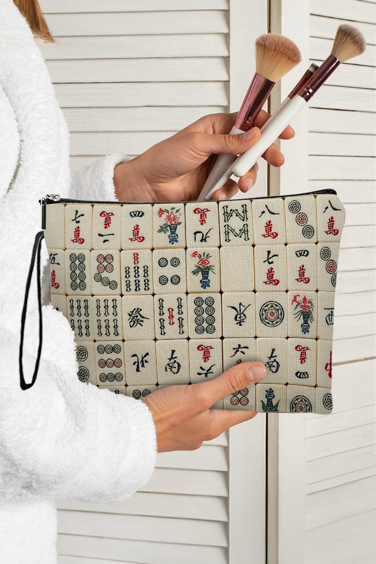 Neceser de lona con estampado de motivos de Mahjong sobre fondo blanco