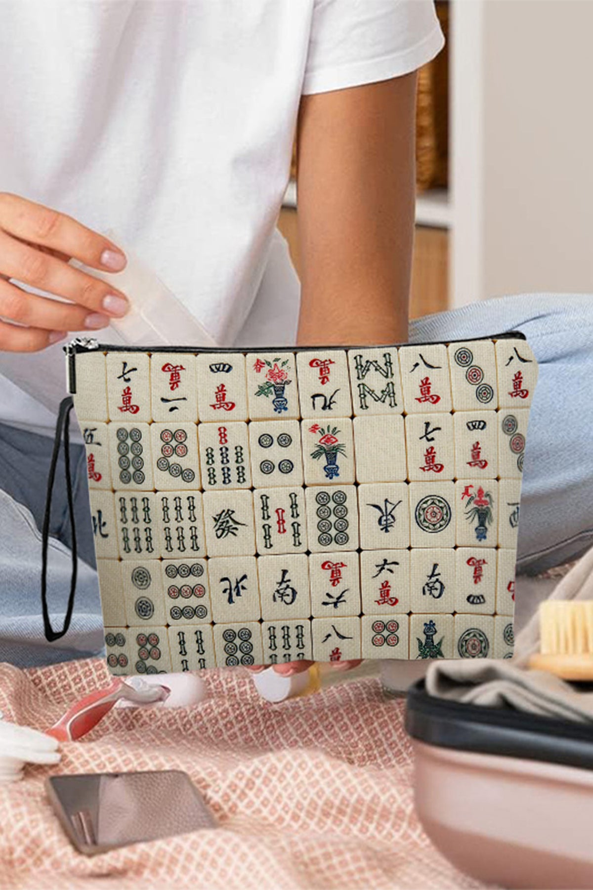 Neceser de lona con estampado de motivos de Mahjong sobre fondo blanco