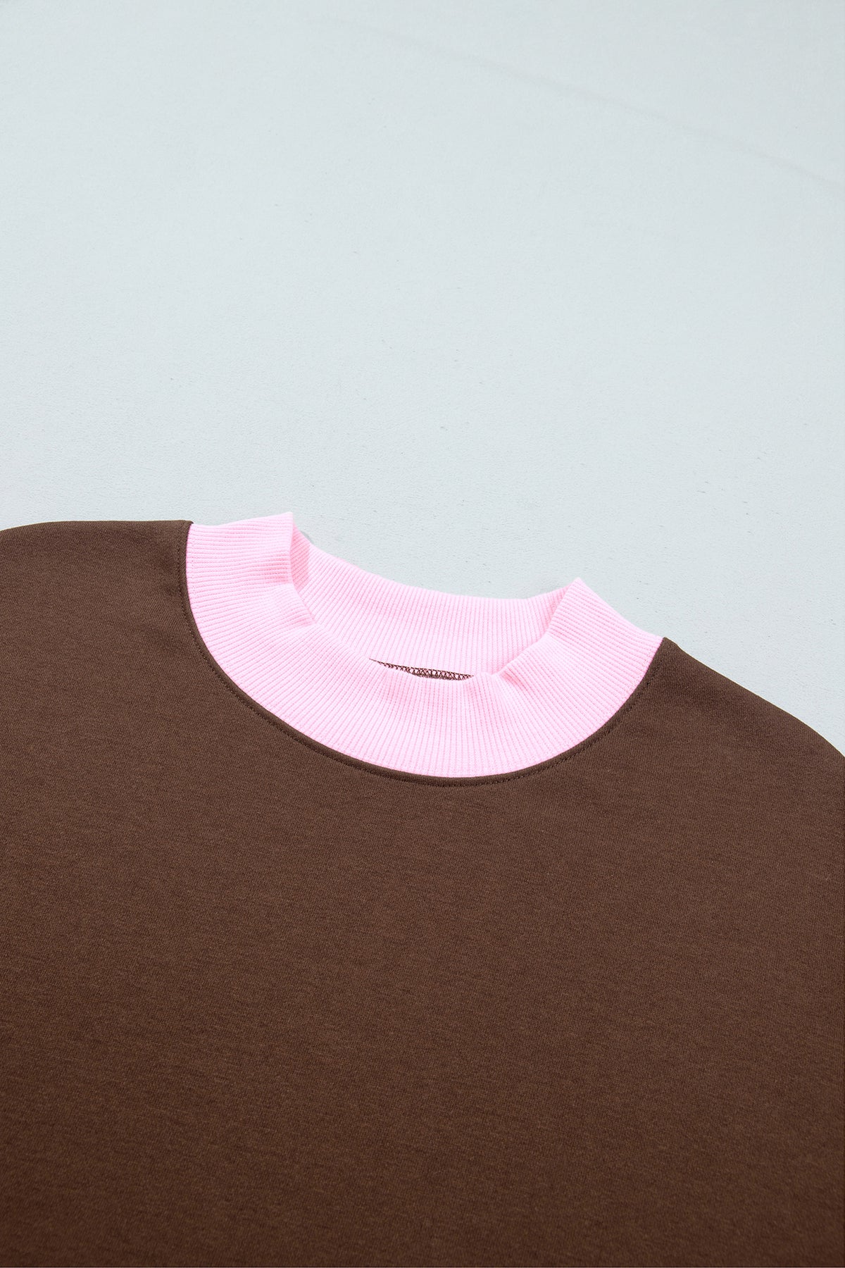 Sudadera de cuello redondo y manga larga en azul sucio con diseño de bloques de color y ribetes