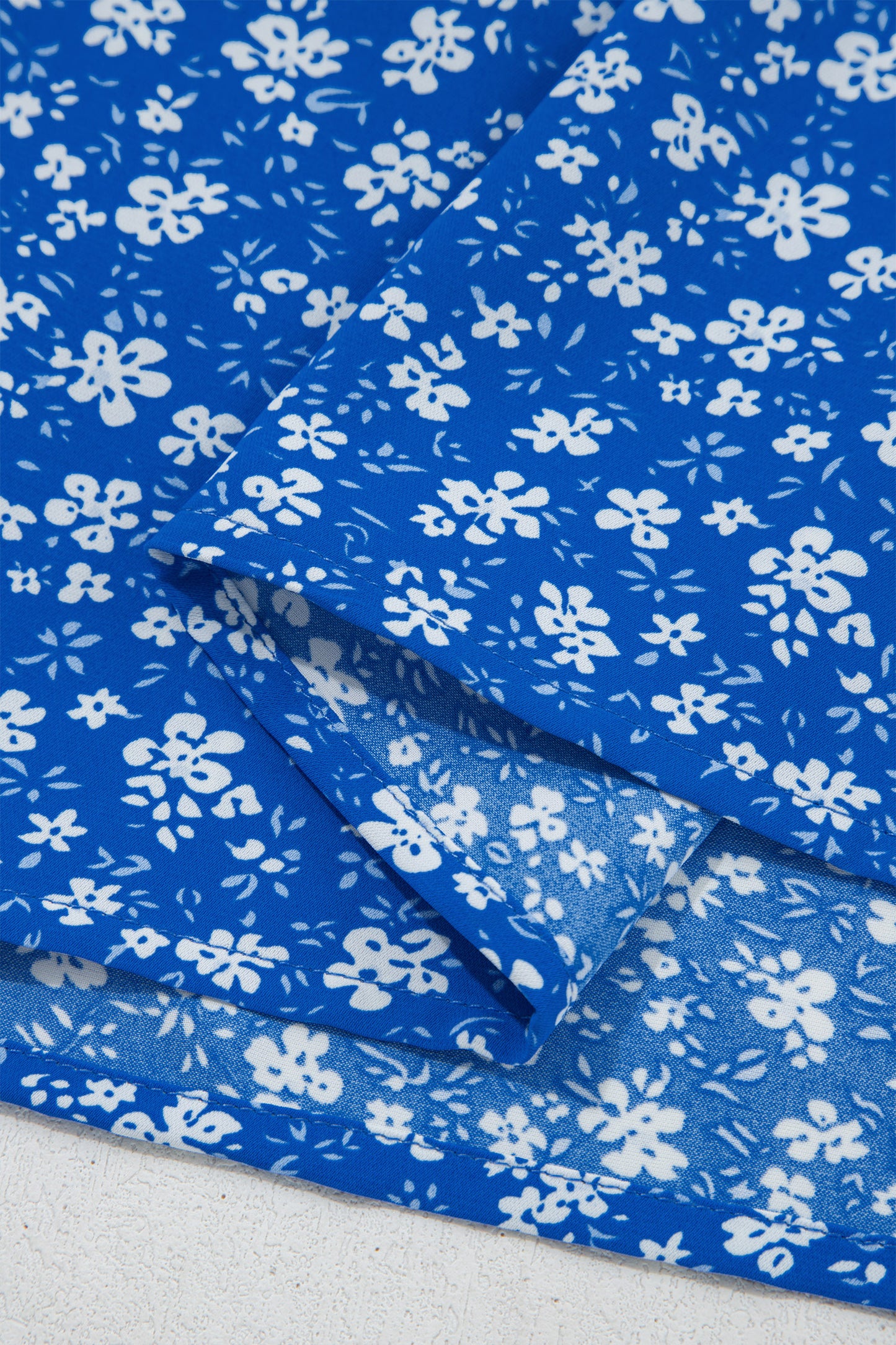 Vestido corto de manga corta con cuello cuadrado fruncido y estampado floral de estilo ditsy azul