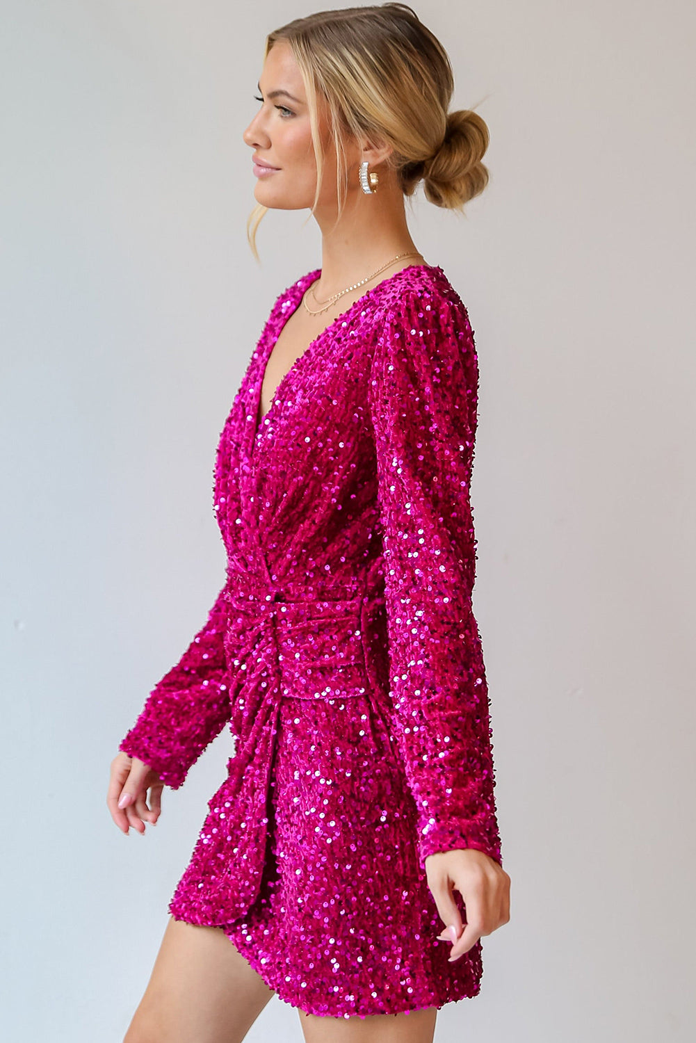 Minivestido cruzado de manga larga y cuello en V, en color rosa Pitaya, con lentejuelas efecto terciopelo