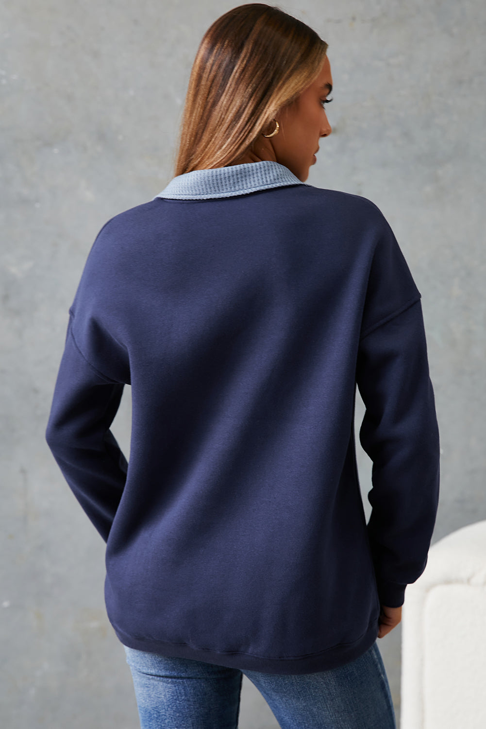 Sudadera informal de color azul desgastado, con hombros caídos y botones metálicos