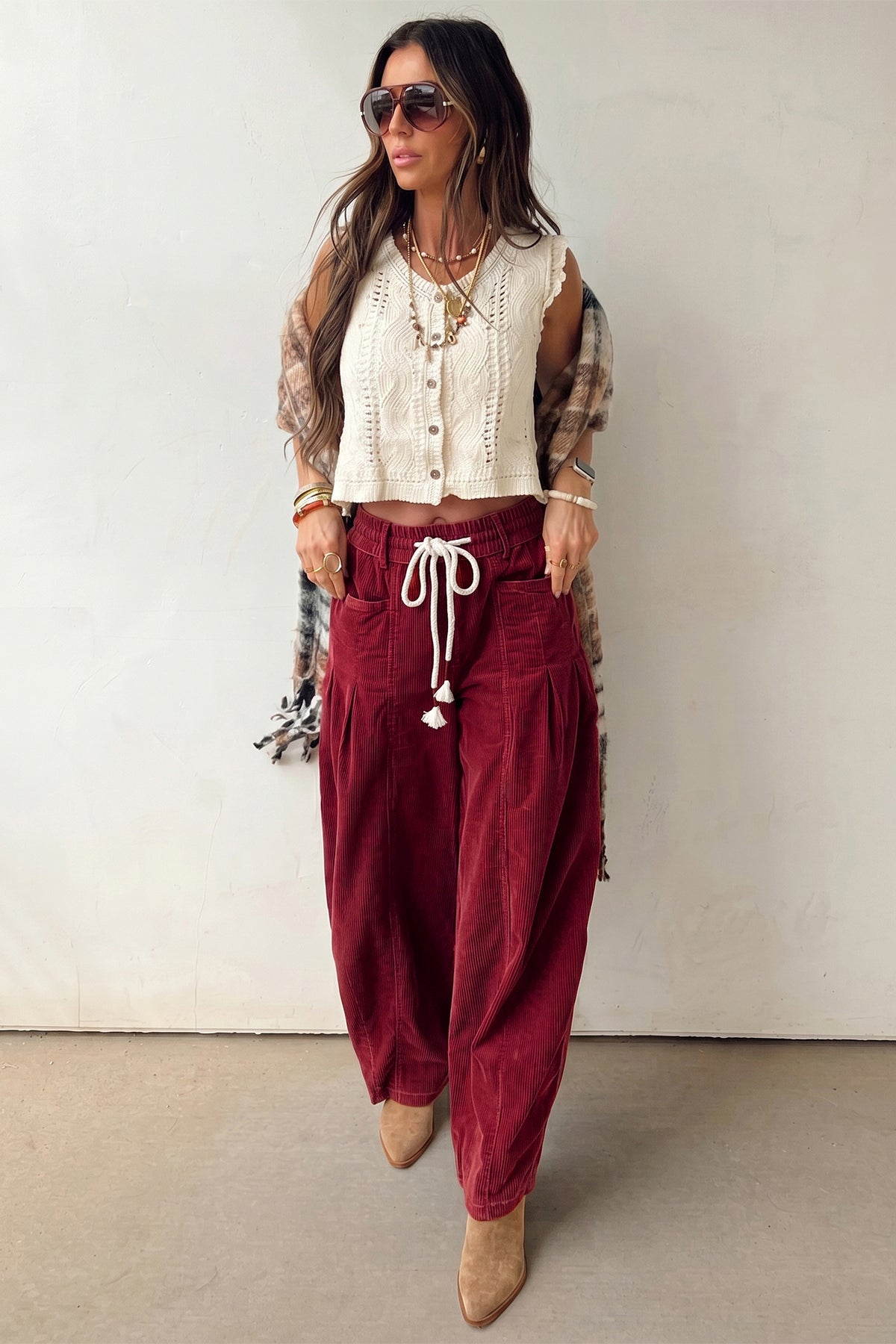 Pantalones casuales de pana color castaño con cintura elástica y cordón de ajuste