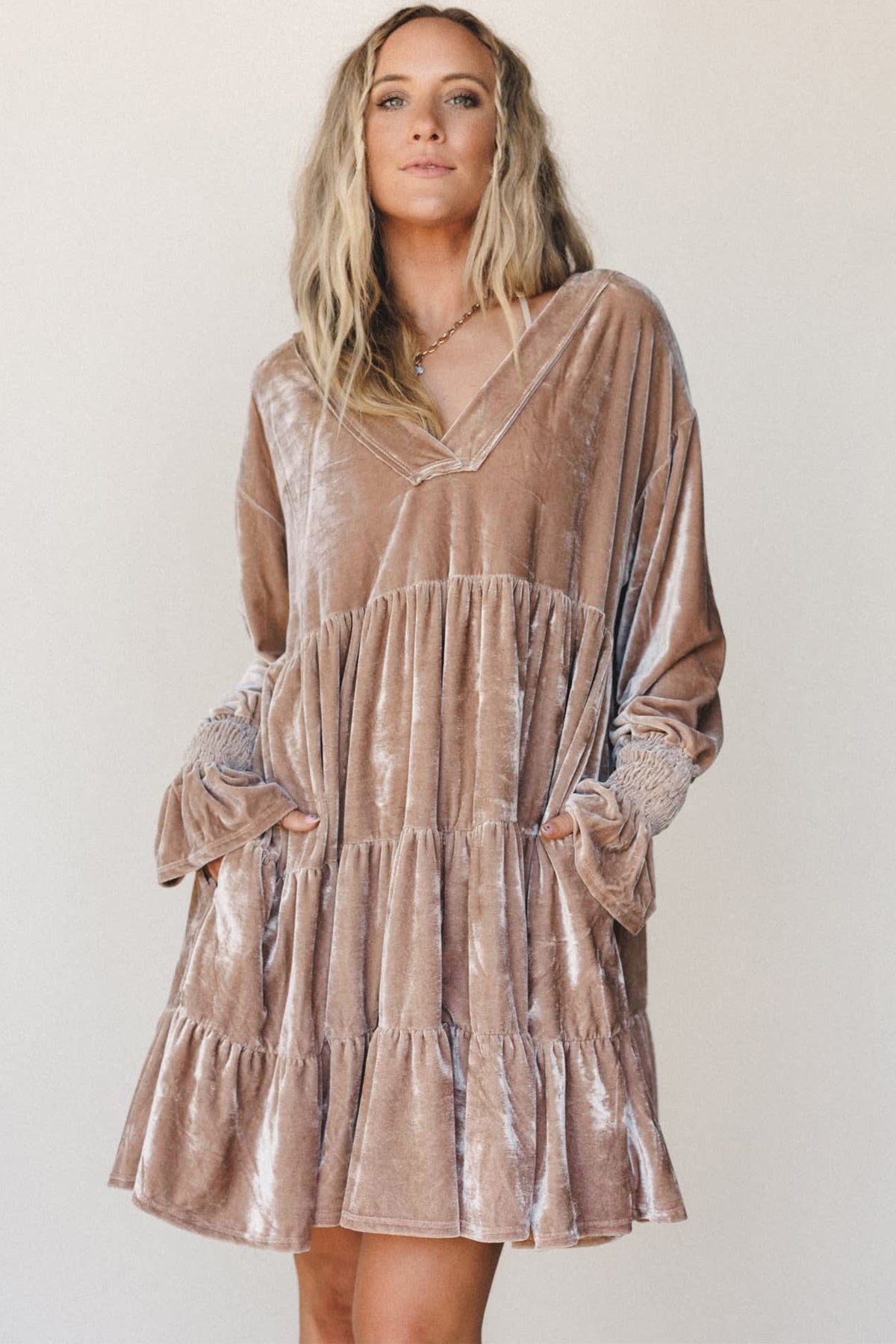 Vestido de terciopelo gris humo, de color sólido, con cuello en V, manga larga y diseño escalonado.