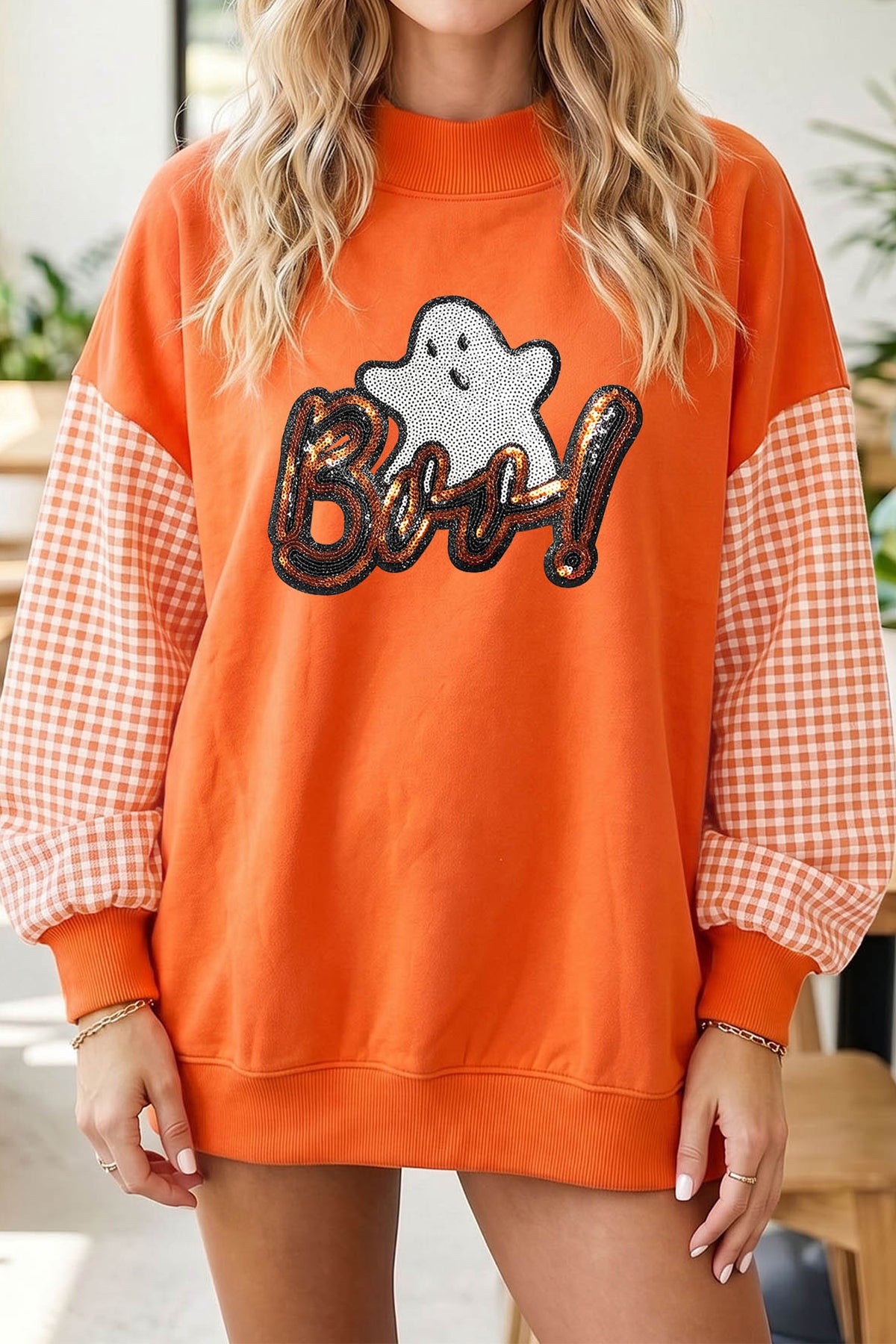Sudadera tipo pulóver de Halloween color naranja rojizo con diseño de cuadros, parches en las mangas y fantasma de lentejuelas con la palabra "Boo"