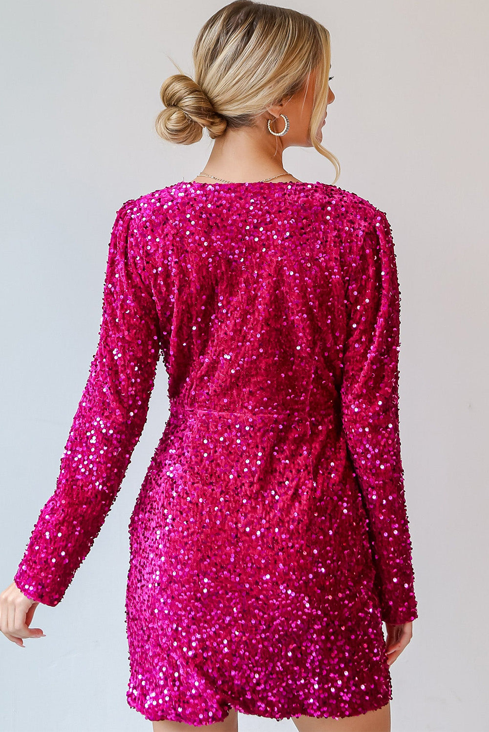 Minivestido cruzado de manga larga y cuello en V, en color rosa Pitaya, con lentejuelas efecto terciopelo