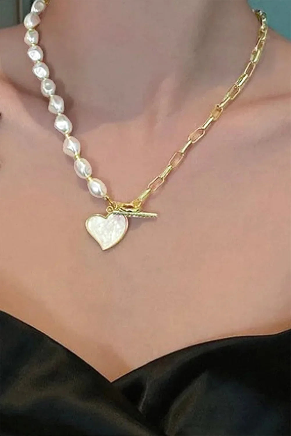 Collar de perlas y cadena dorada con dije de corazón, moda elegante para mujer