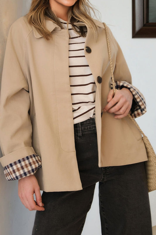 Gabardina de botonadura sencilla con forro de cuadros y diseño de patchwork