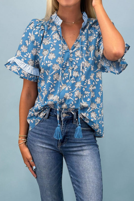 Blusa de manga corta con detalle de rayas, cuello con botones y estampado floral azul - Bego Fashion