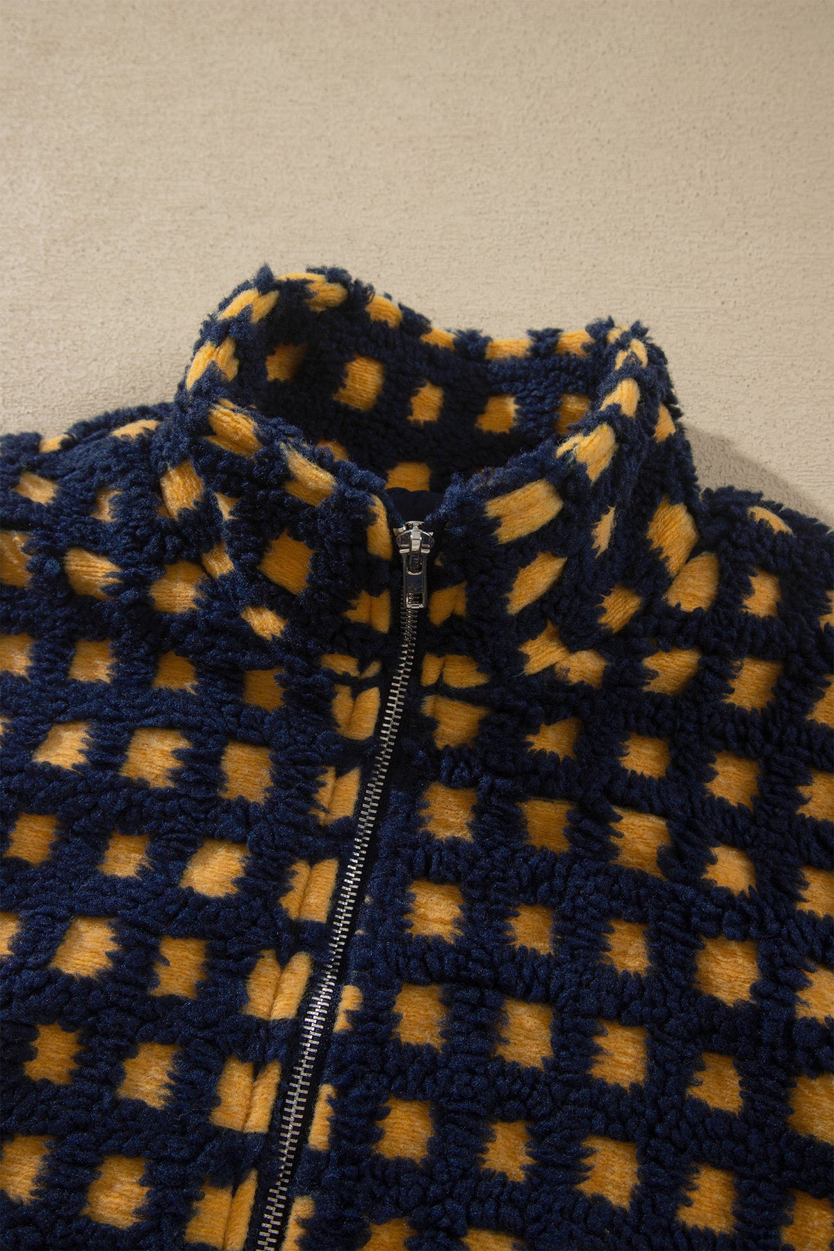 Chaqueta de forro polar tipo sherpa con cremallera y estampado de cuadros azules