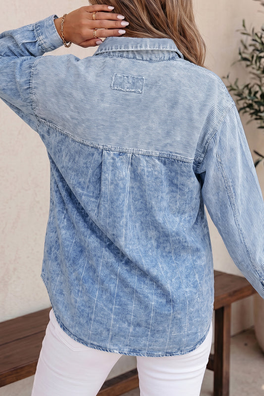 Camisa de manga larga con bloques de color y diseño de rayas azul cielo, confeccionada en mezclilla con acabado lavado vintage.
