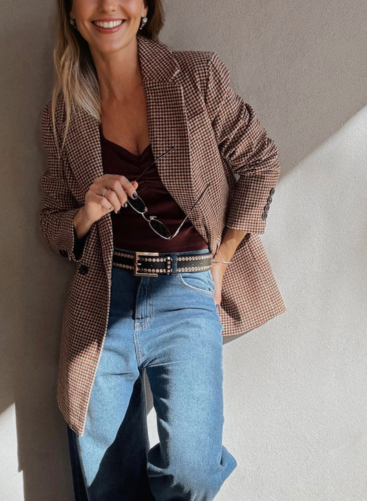 Blazer marrón con cuello de solapa y estampado de pata de gallo