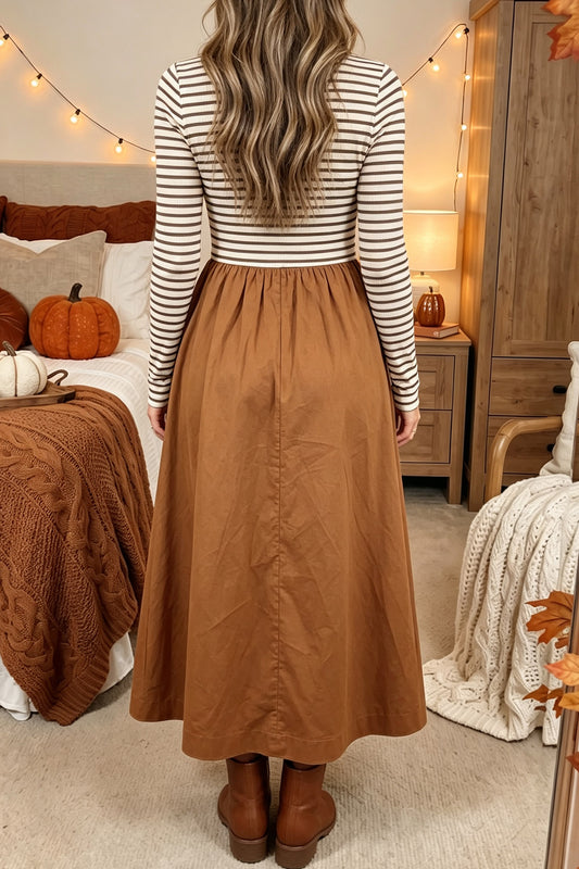 Vestido acampanado de punto acanalado con rayas marrones, manga larga, cuerpo ajustado y diseño de parches en contraste.