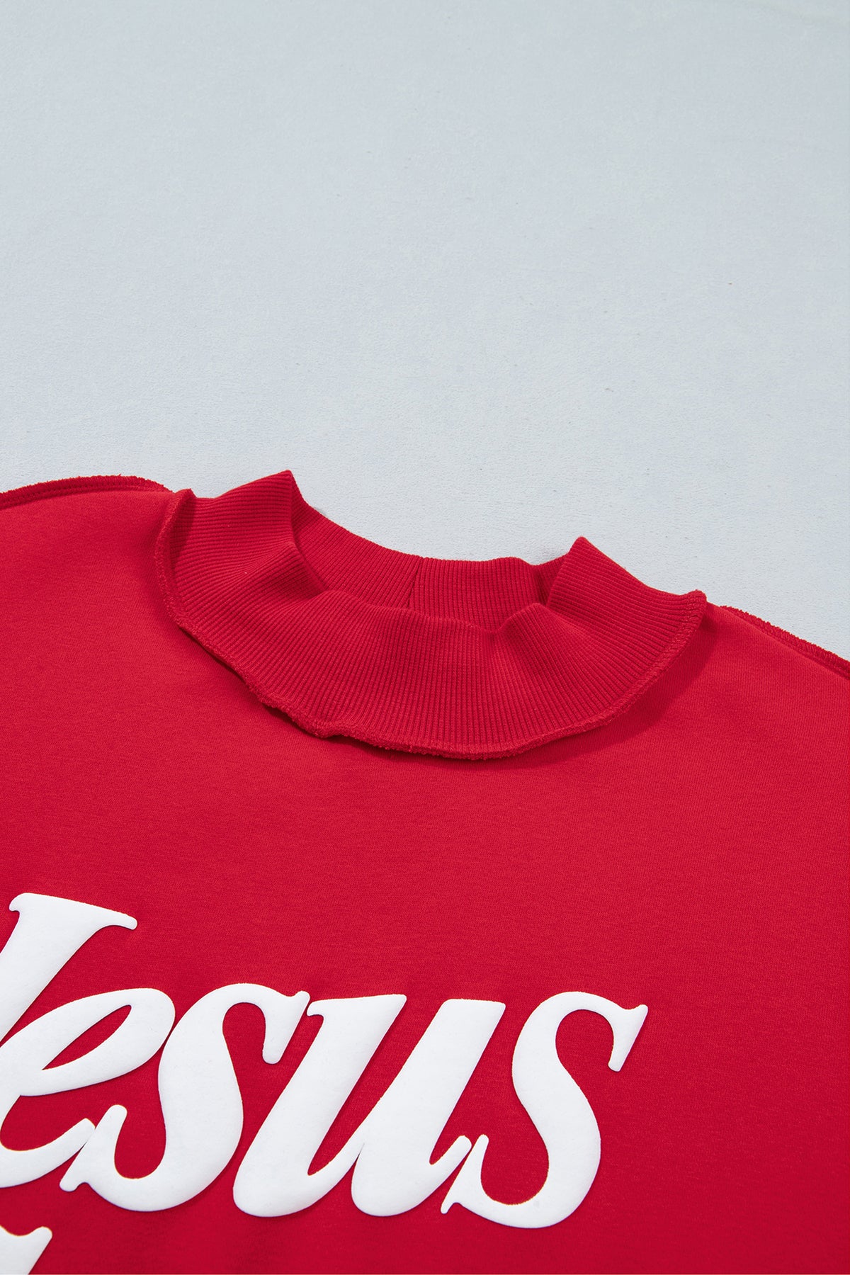 Sudadera holgada de color marrón oscuro con cuello alzado y estampado del eslogan «Jesus Saves»