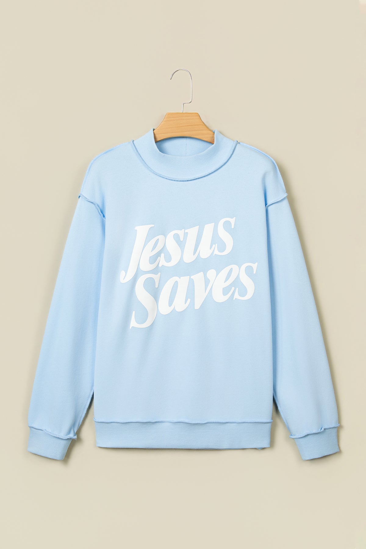 Sudadera holgada de color marrón oscuro con cuello alzado y estampado del eslogan «Jesus Saves»