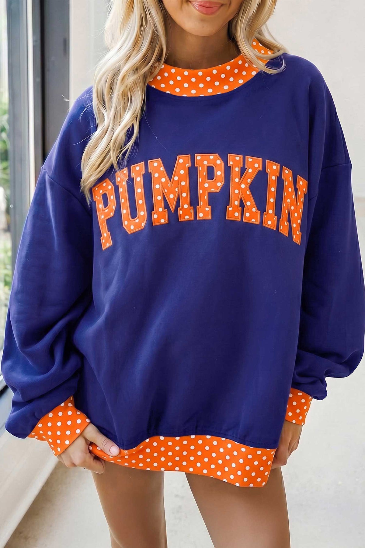 Sudadera rojo intenso con estampado de letras y lunares, cuello perkins y ribetes en contraste
