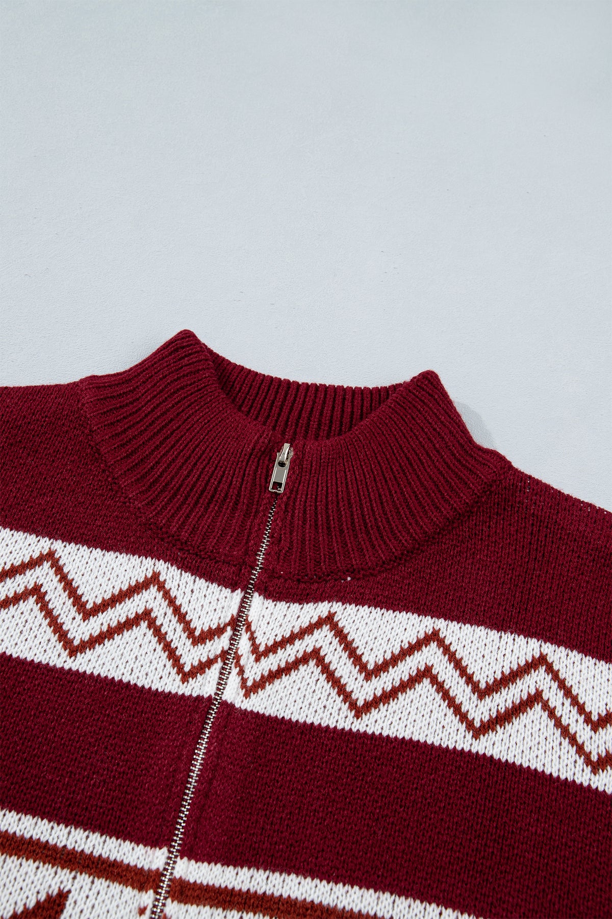 Cárdigan de punto de manga larga y corte regular con cremallera y estampado geométrico rojo