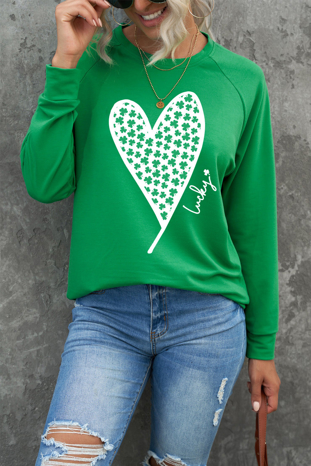 Sudadera de manga raglán con gráfico de corazón y trébol verde de la suerte