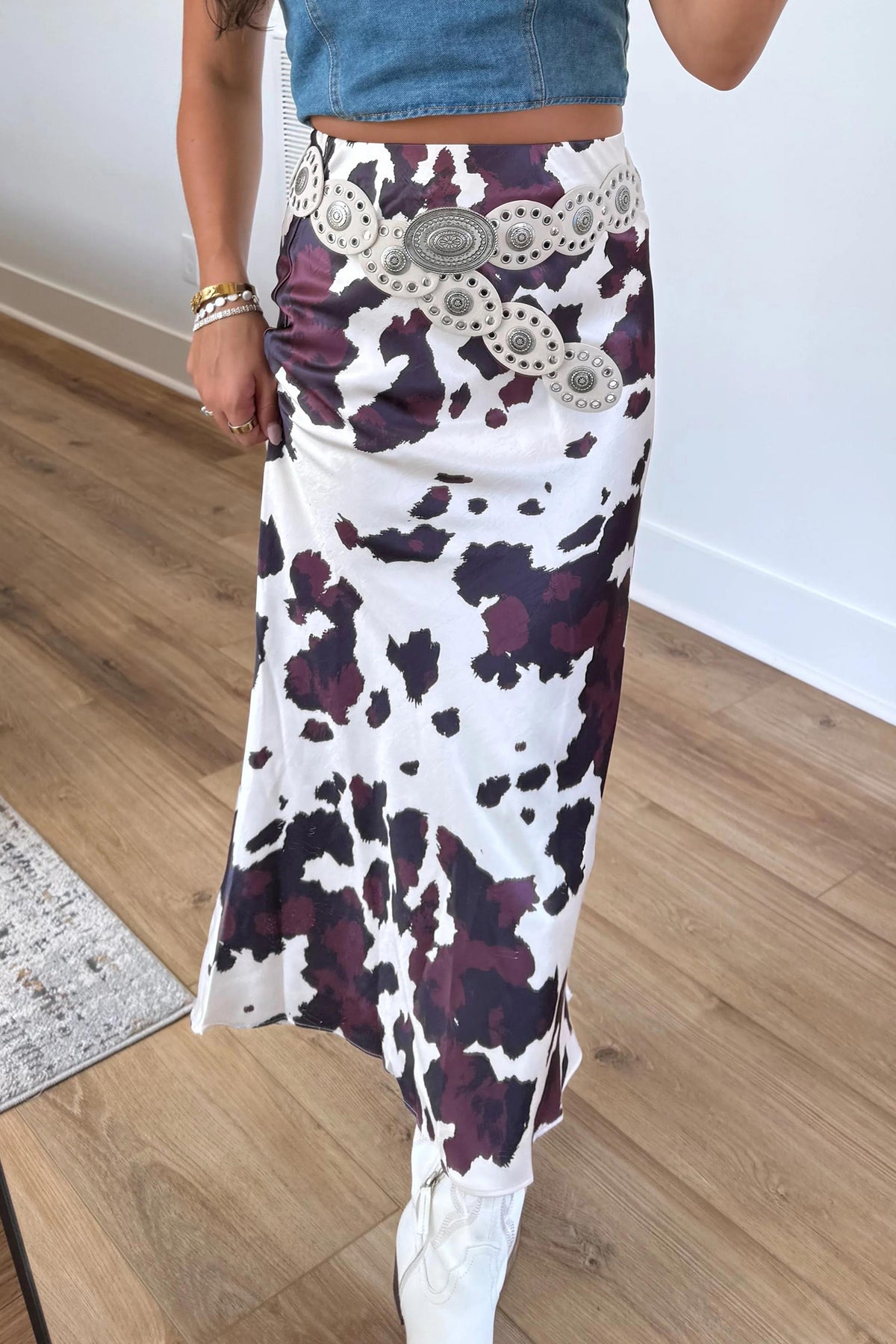 Falda larga estilo western con estampado abstracto marrón y cremallera metálica en la cintura, ideal para uso diario.