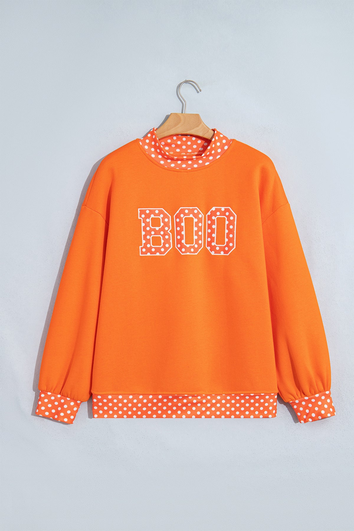 Sudadera rojo intenso con estampado de letras y lunares, cuello perkins y ribetes en contraste