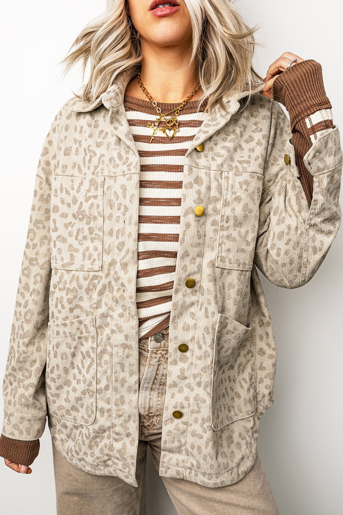 Chaqueta de pana color caqui con estampado de leopardo, cuello camisero, manga larga y corte regular.