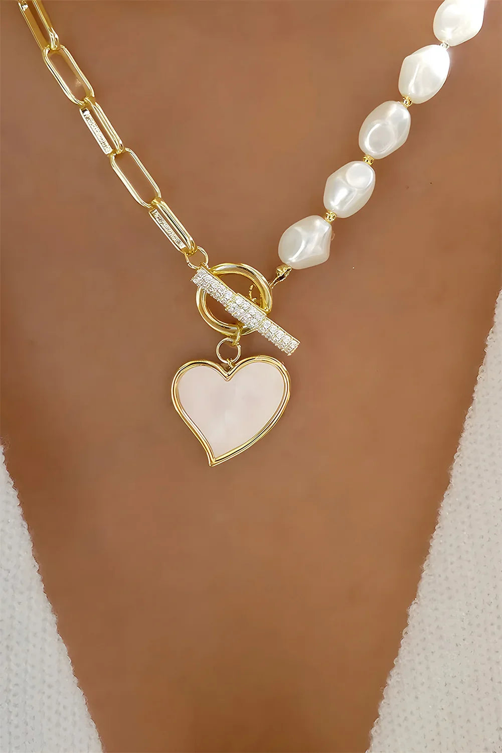 Collar de moda con perlas, cadena dorada y dije de corazón madreperla