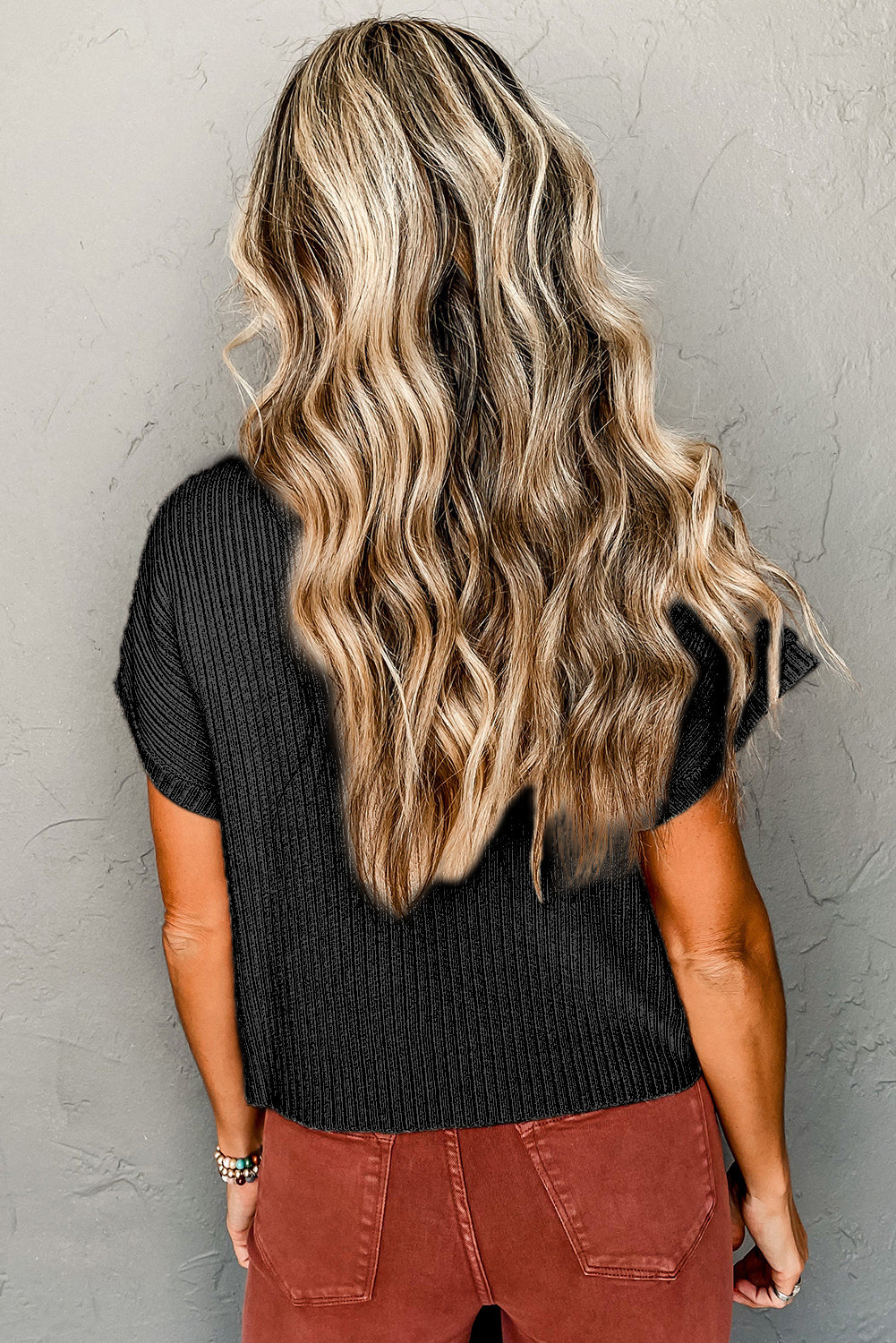 Suéter de manga corta de punto acanalado con bolsillo de parche de llama dorada - Bego Fashion