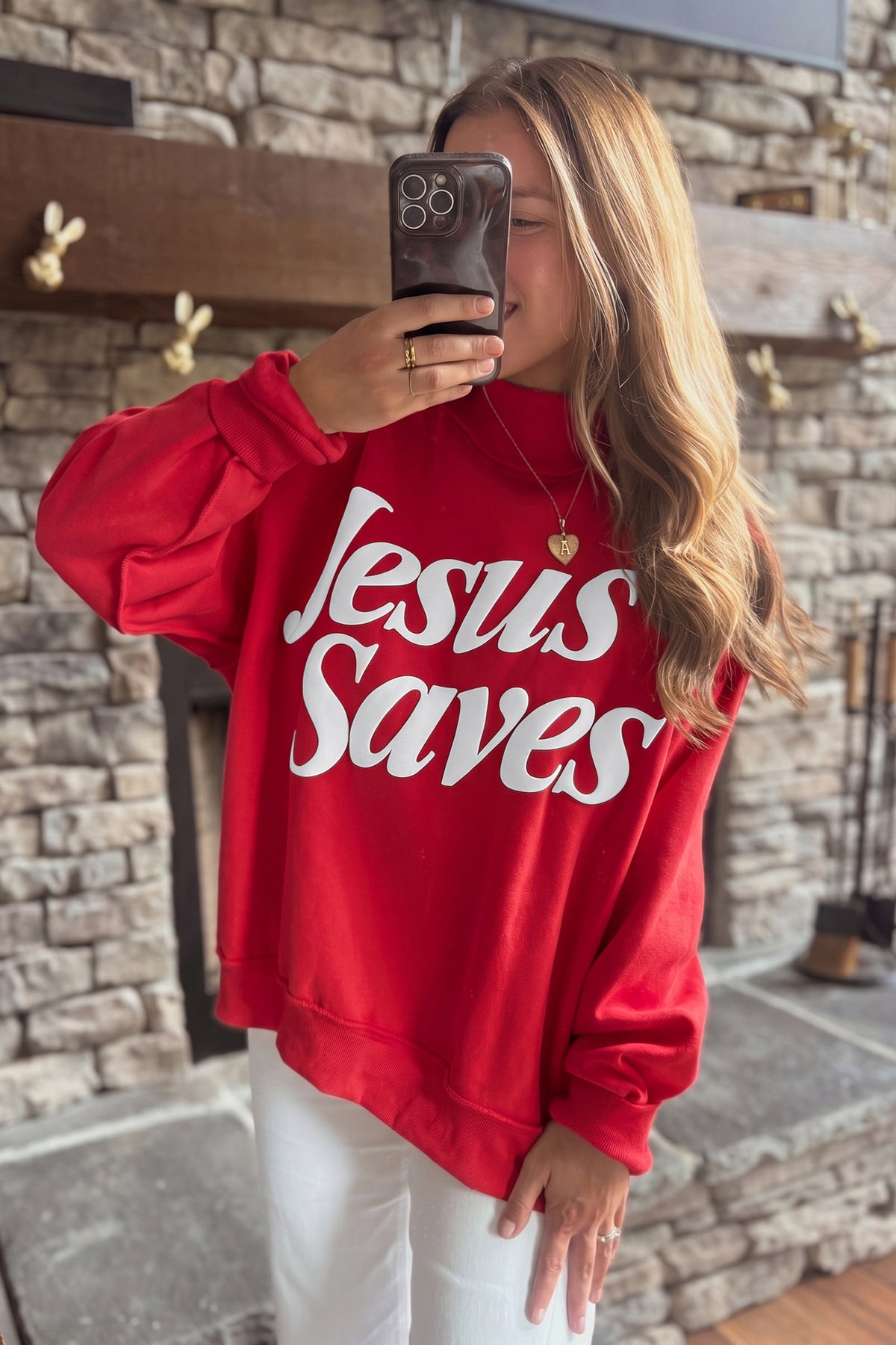 Sudadera holgada de color marrón oscuro con cuello alzado y estampado del eslogan «Jesus Saves»