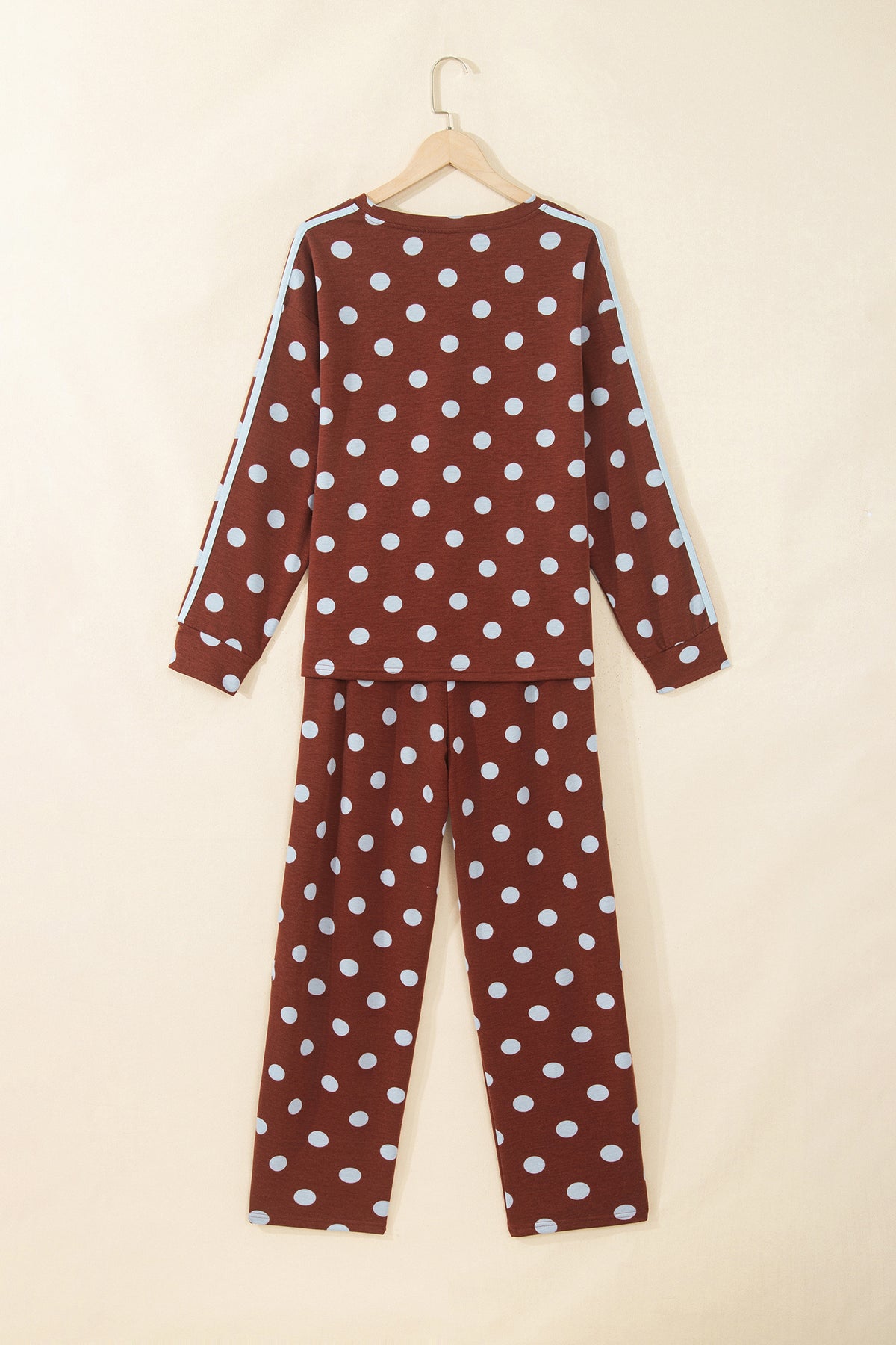 Conjunto de pantalón casual y blusa de manga larga marrón con estampado de lunares y detalle de franja lateral.