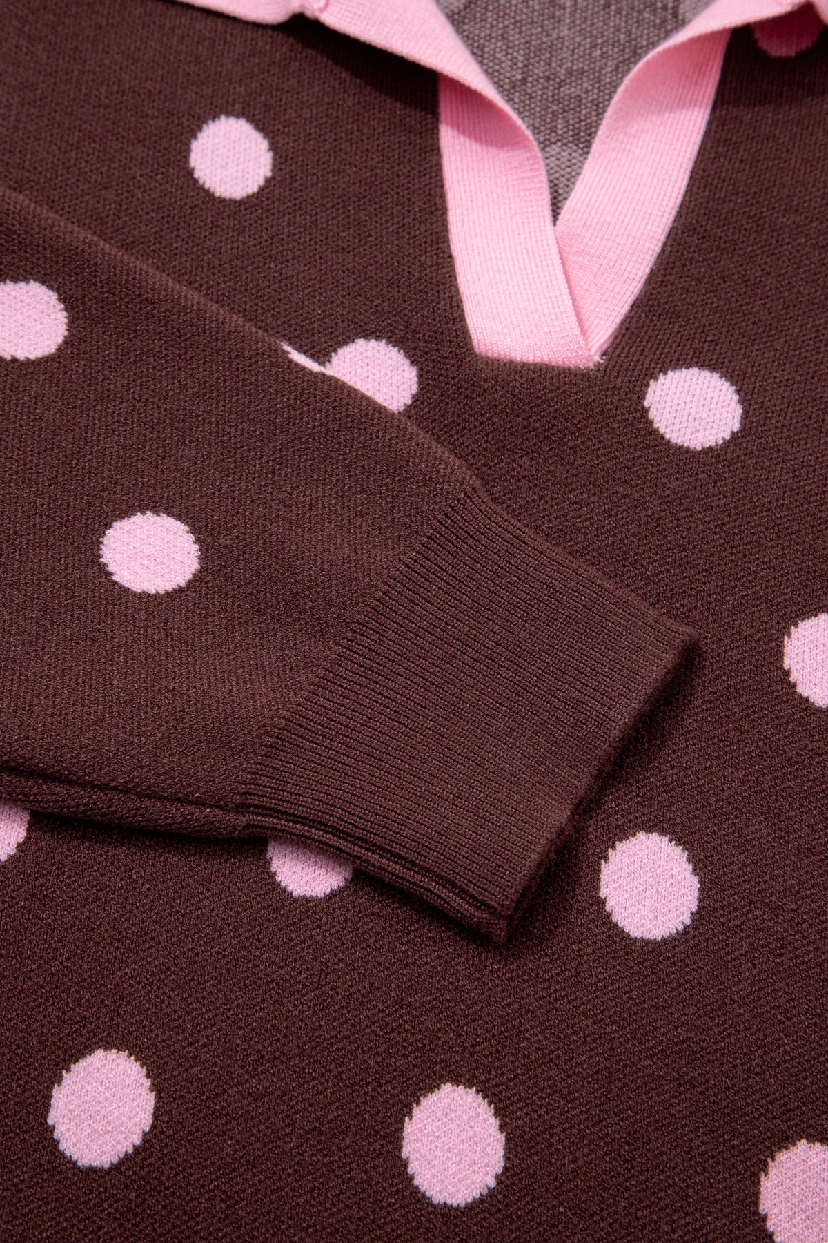 Suéter tipo pulóver holgado con cuello, diseño de bloques de color y estampado de lunares rosas.