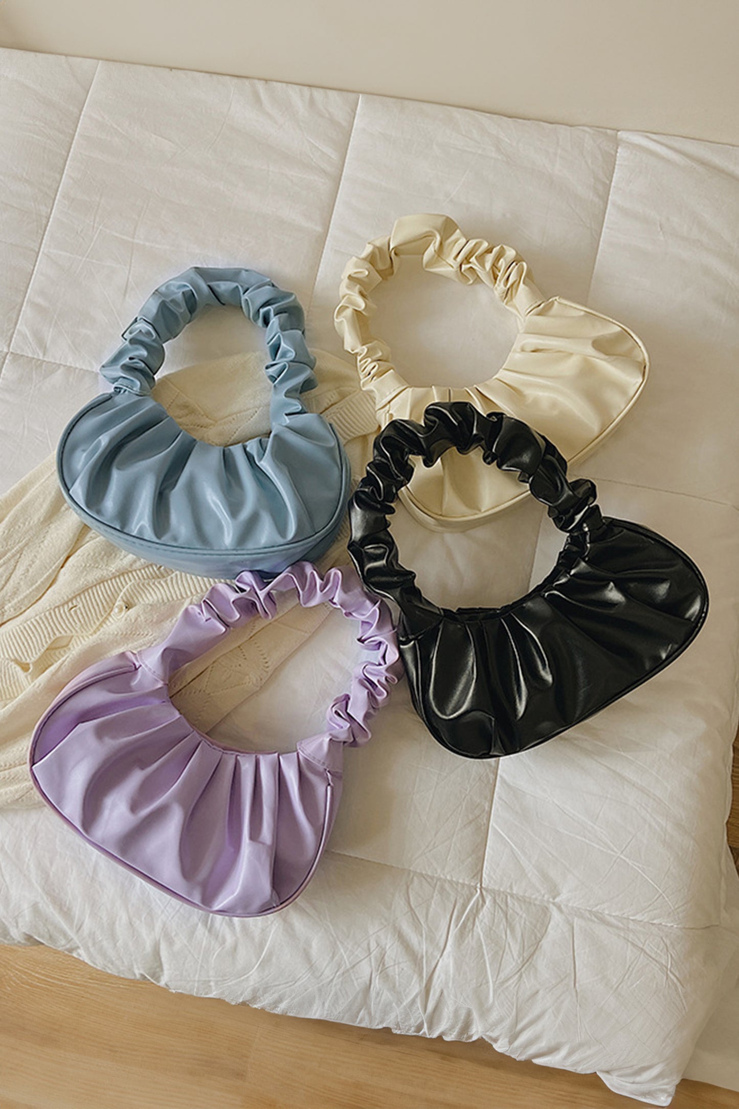 Bolso de mano plisado y elegante de piel sintética blanca para cenas