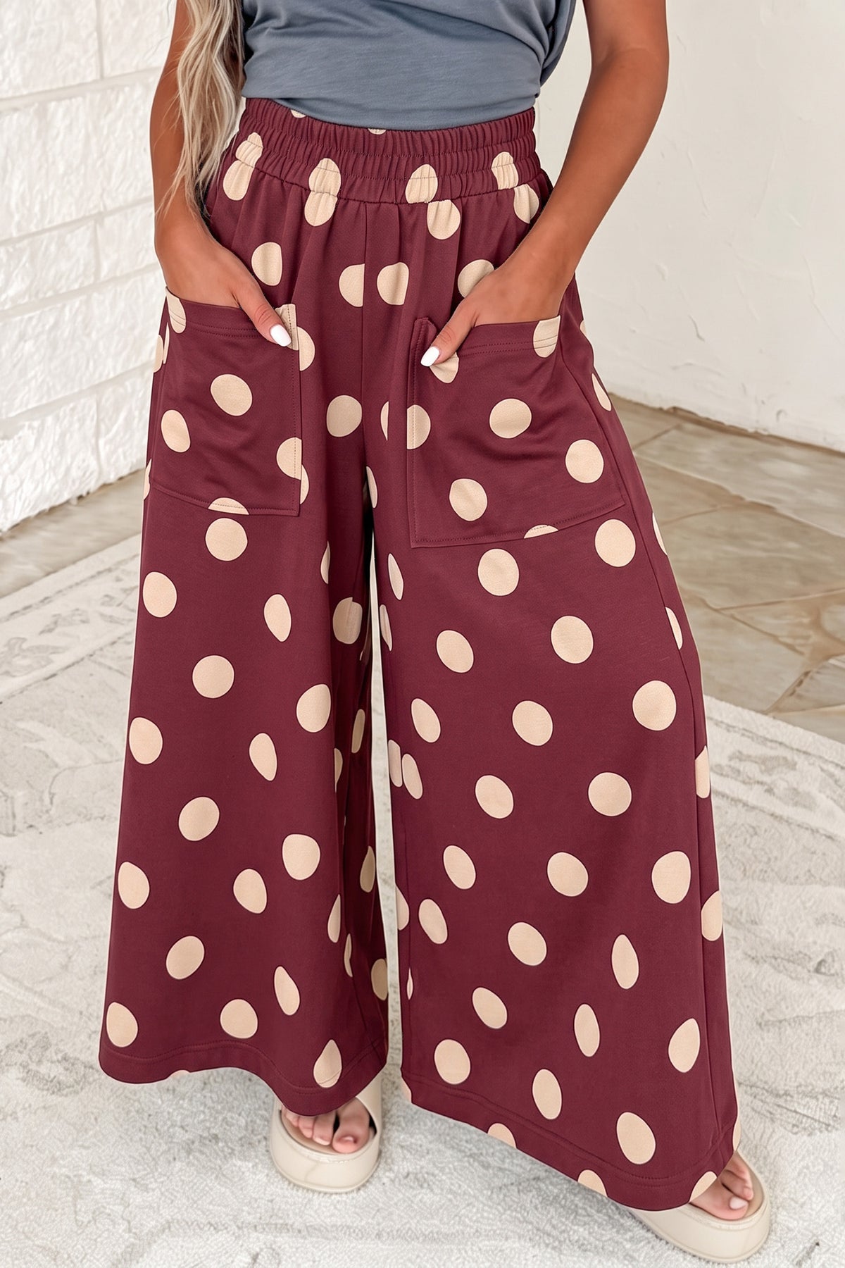 Pantalones informales de pernera ancha, con cintura elástica y estampado de lunares sobre fondo azul