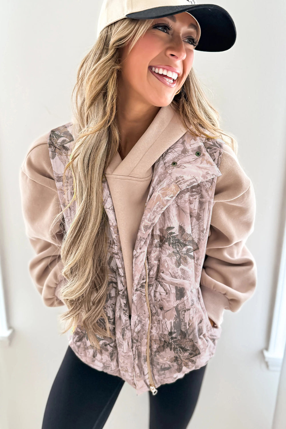 Chaleco acolchado de invierno con estampado de hojas y camuflaje gris