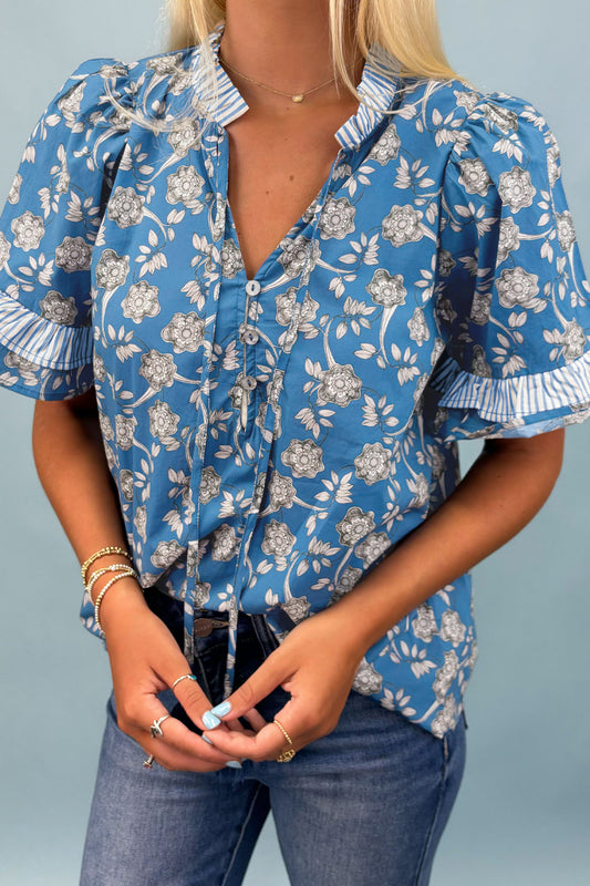 Blusa de manga corta con detalle de rayas, cuello con botones y estampado floral azul - Bego Fashion