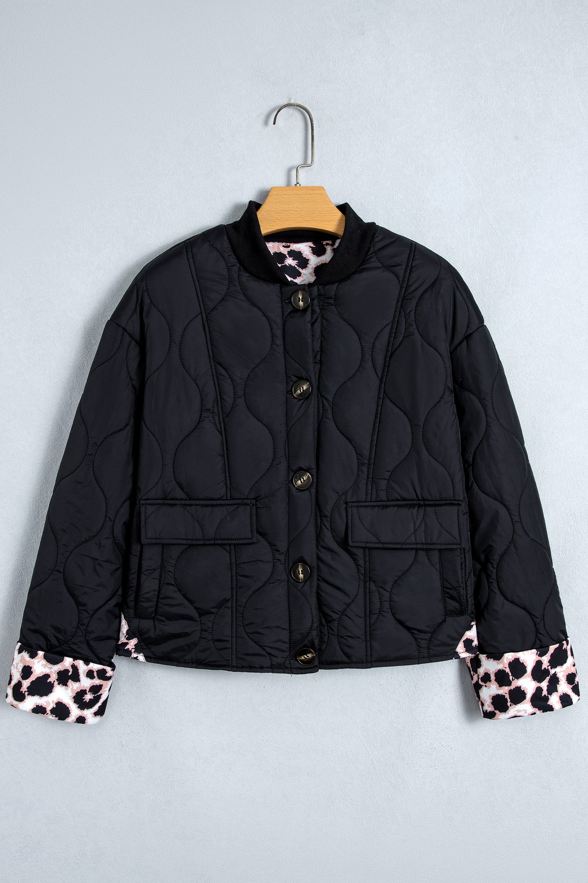 Chaqueta acolchada estilo retro negra con botones y puños con estampado de leopardo