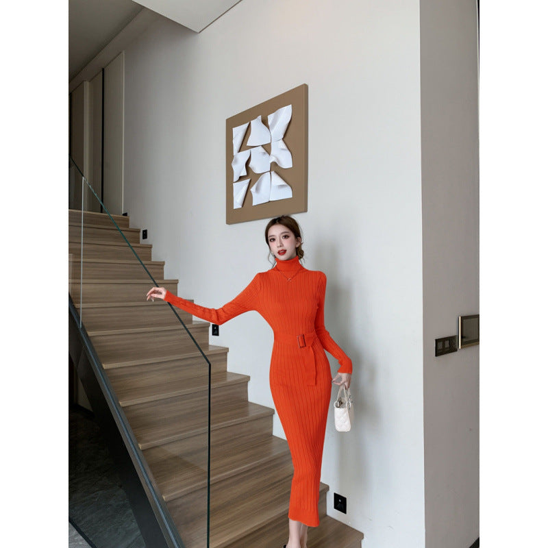 Elegante suéter de cuello alto combinado con un vestido de punto elástico, ajustado y de cintura alta. - Bego Fashion