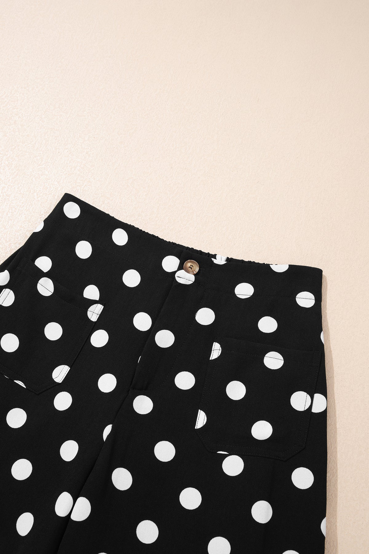 Pantalones rectos de talle medio con bolsillos de parche y estampado de lunares negros