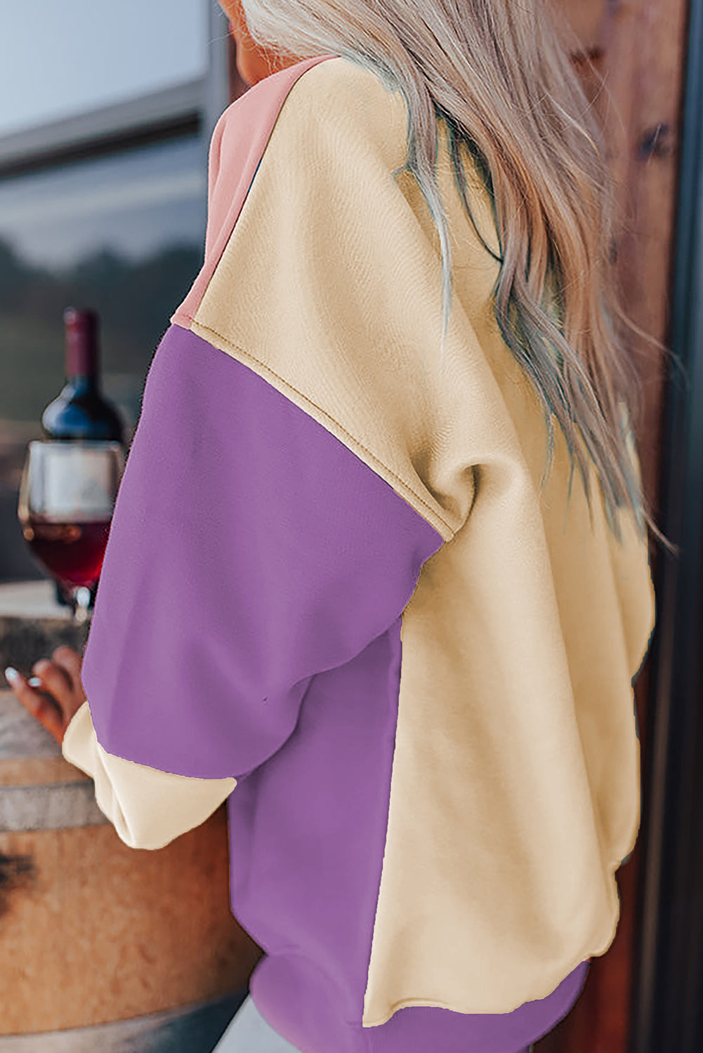 Sudadera azul cielo de estilo patchwork con bloques de color y hombros caídos