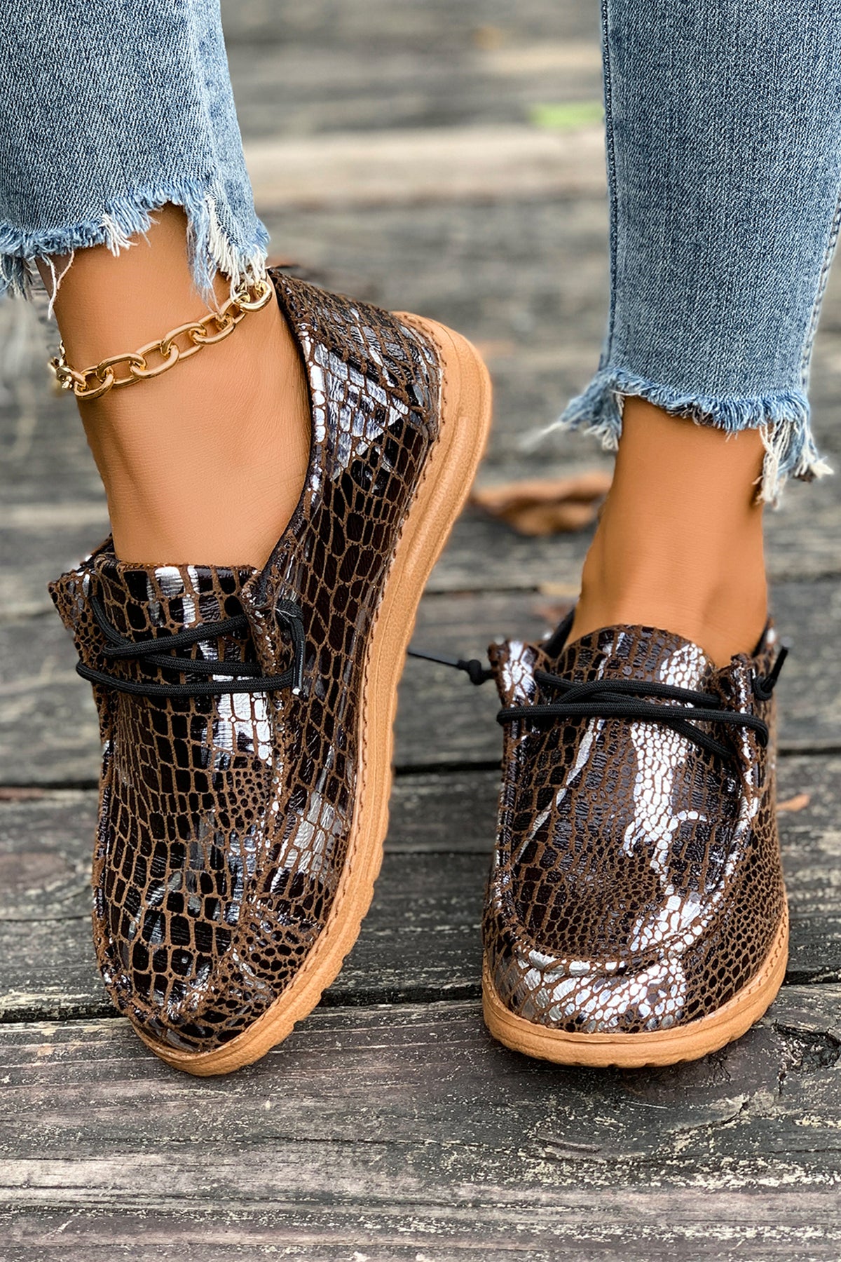 Mocasines cómodos color mostaza con estampado artístico de estilo étnico y detalle de cordones.