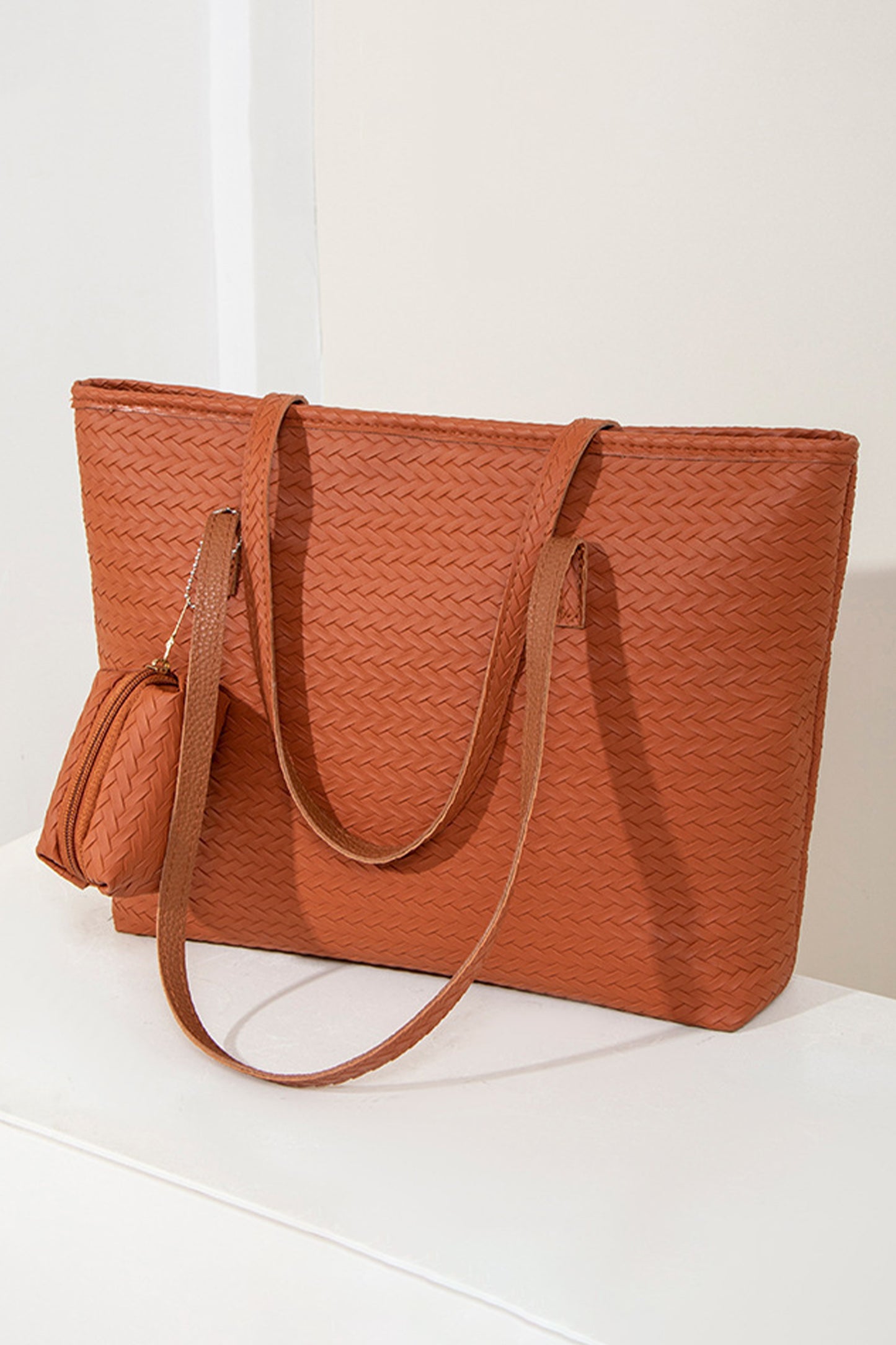 Bolso tote trenzado de piel sintética color canela con neceser extraíble