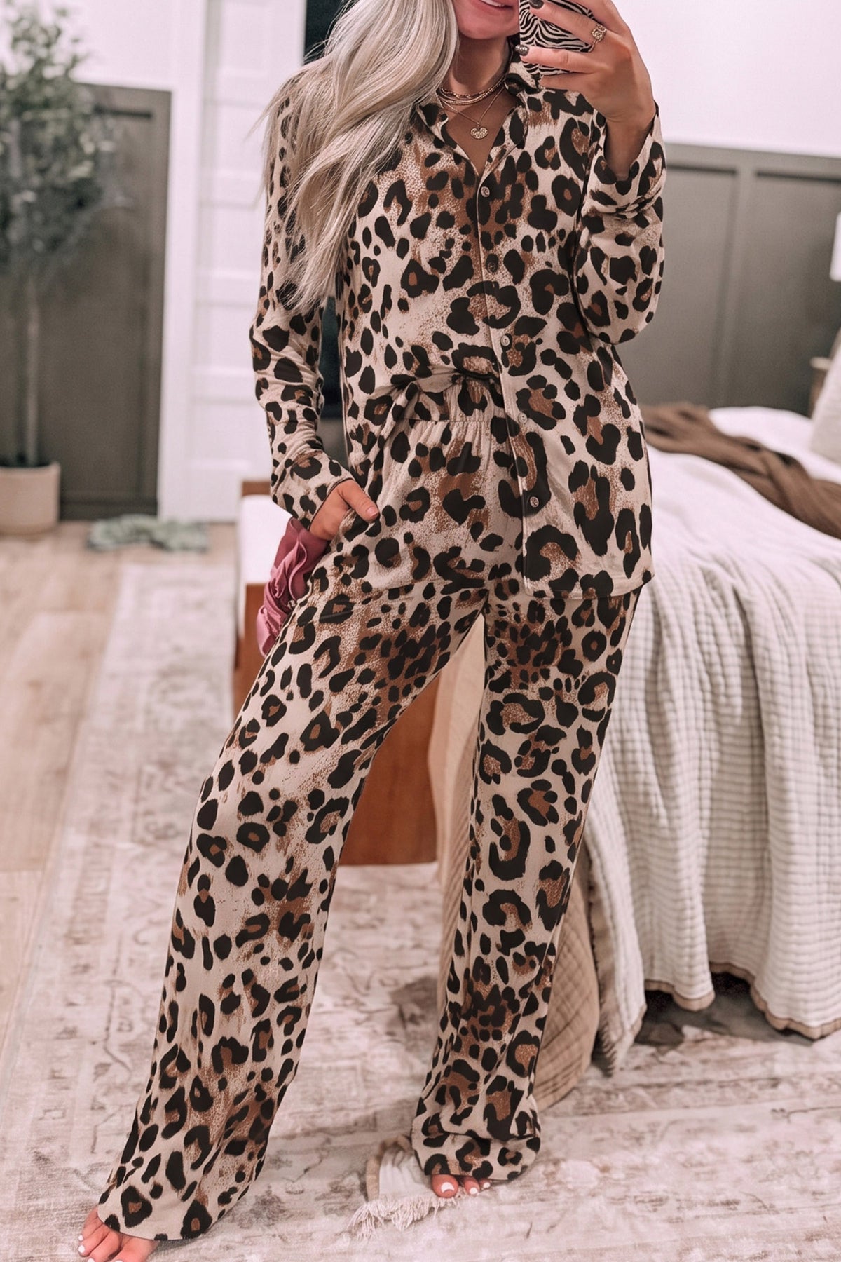 Conjunto de dos piezas de estilo casual en color caqui con estampado de leopardo, camisa de botones y manga larga
