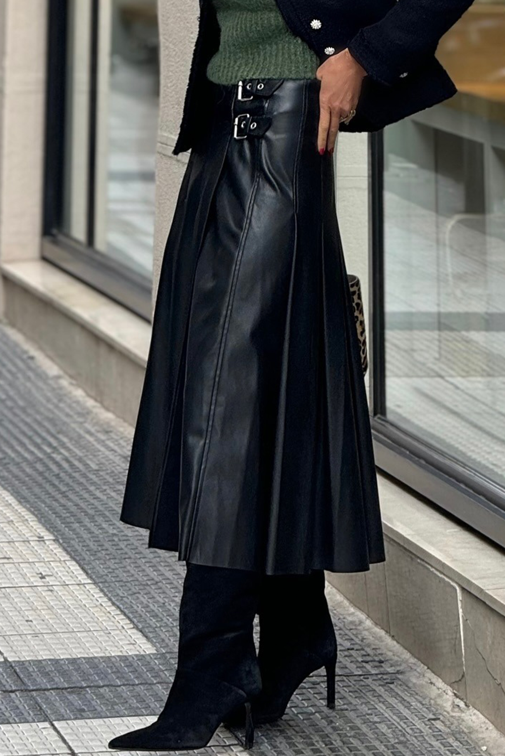 Falda midi acampanada de piel sintética negra con detalle de hebilla retro y costuras plisadas