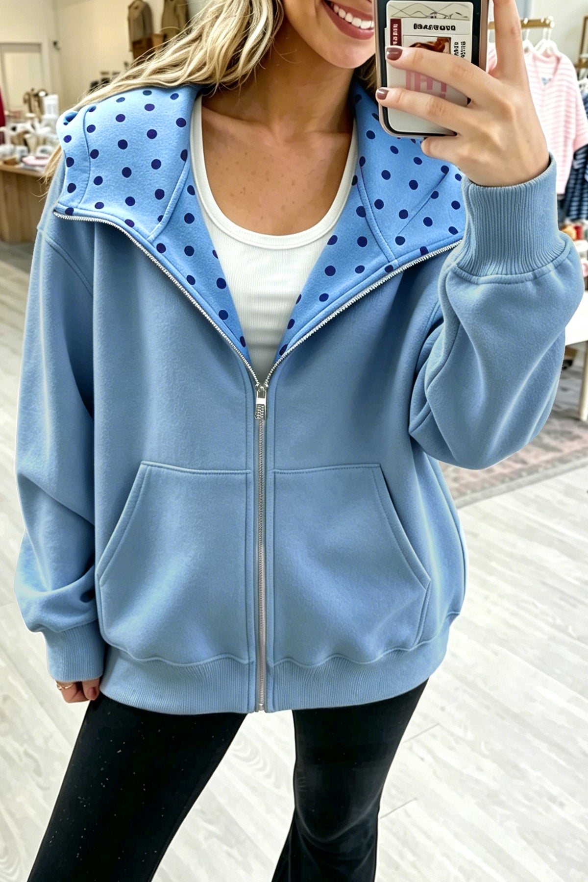 Sudadera con capucha, cremallera y estampado de lunares color pergamino