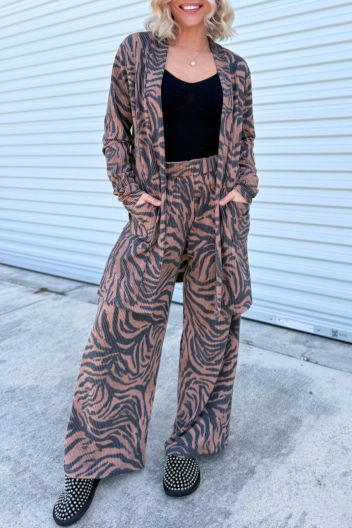 Conjunto de cárdigan abierto y pantalón de pierna ancha en color caqui, con estampado de cebra y textura acanalada retorcida.