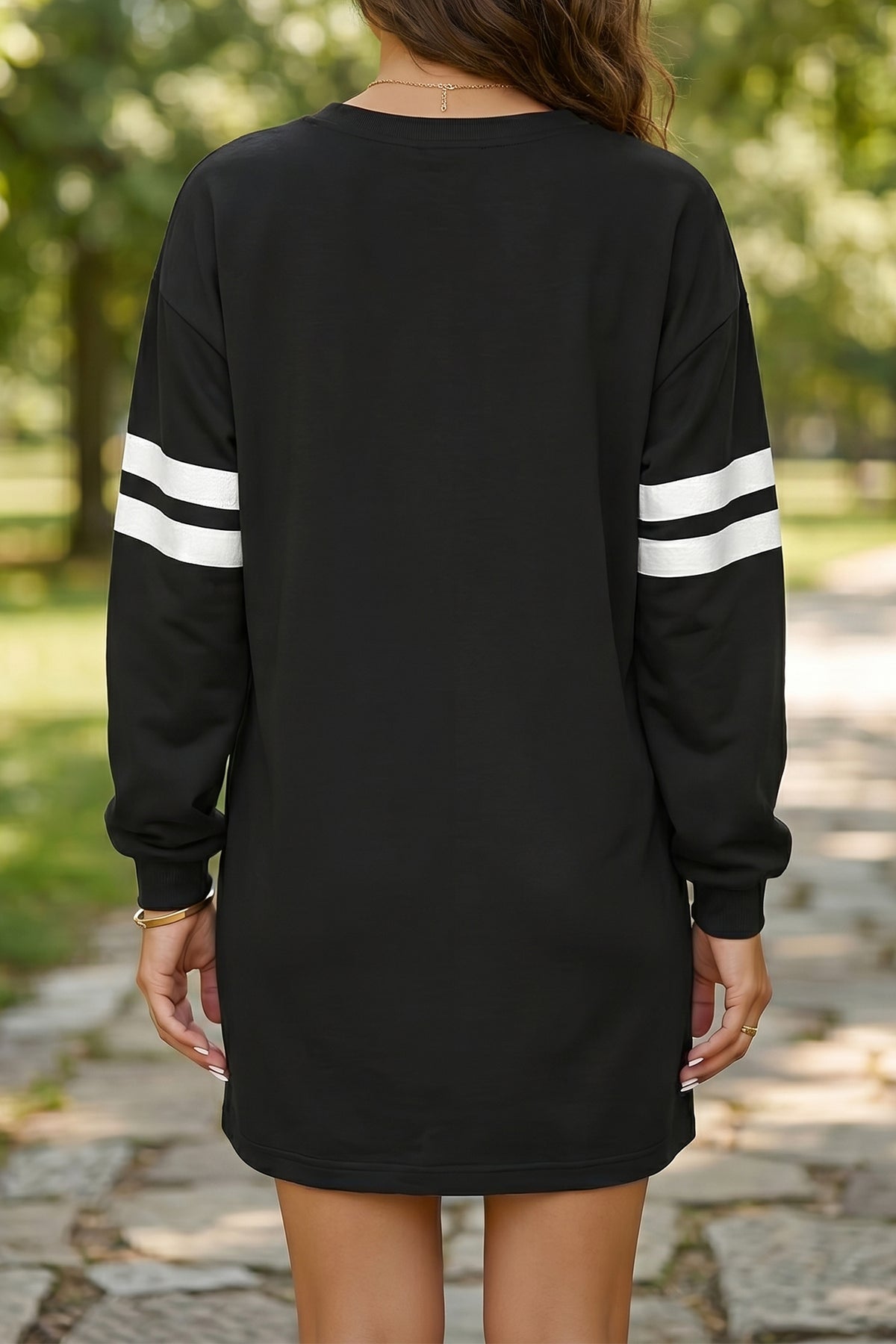 Vestido tipo sudadera de corte recto en azul celeste con mangas en contraste y acabados de canalé