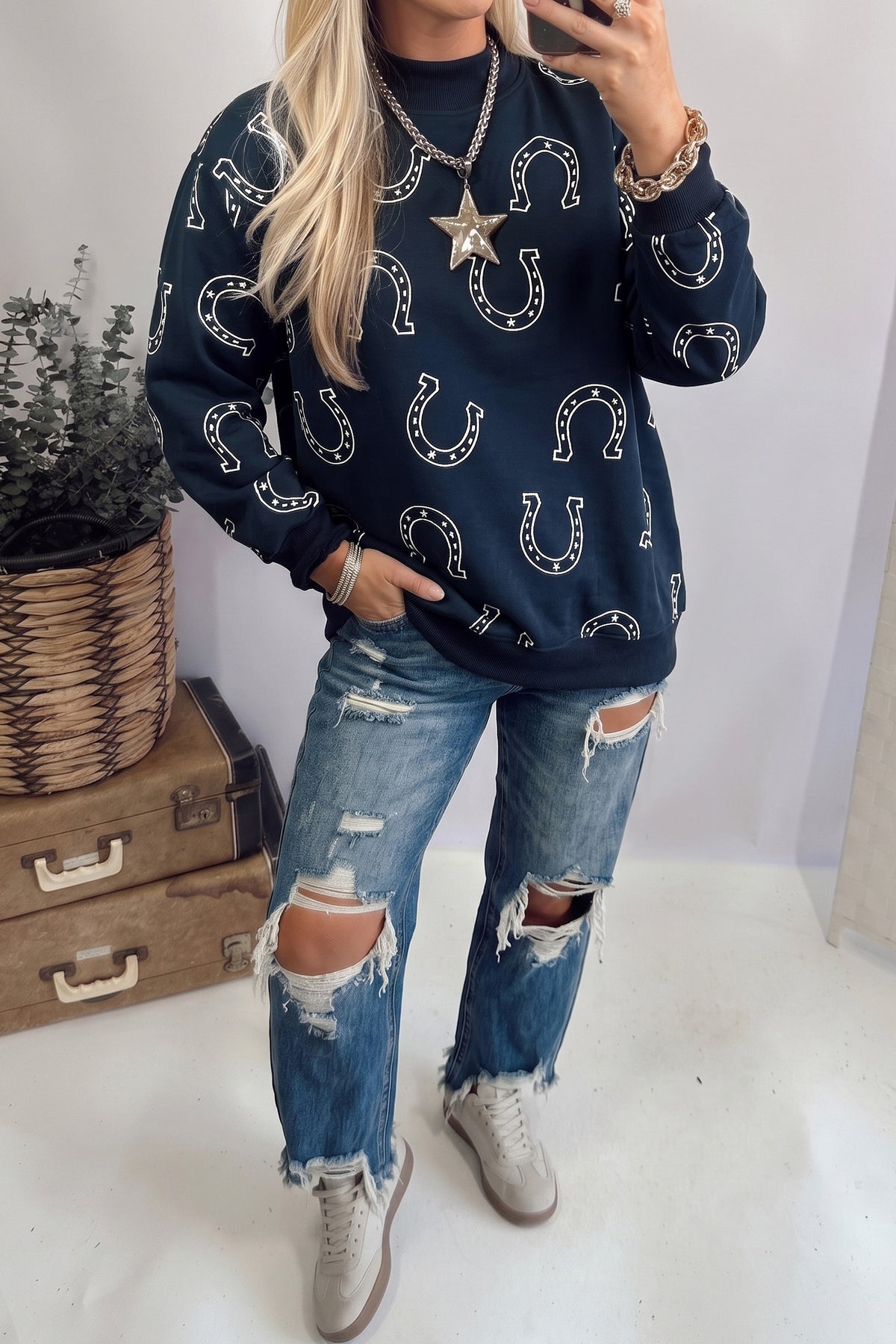 Sudadera casual de estilo western con estampado de herraduras azules y cuello subido