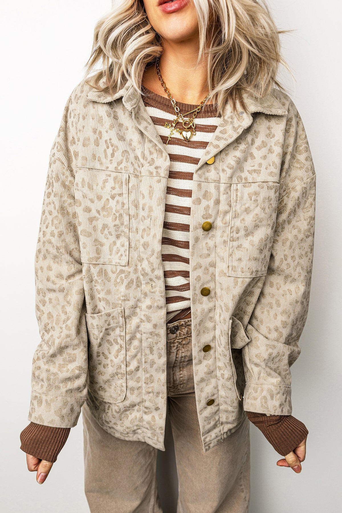 Chaqueta de pana color caqui con estampado de leopardo, cuello camisero, manga larga y corte regular.
