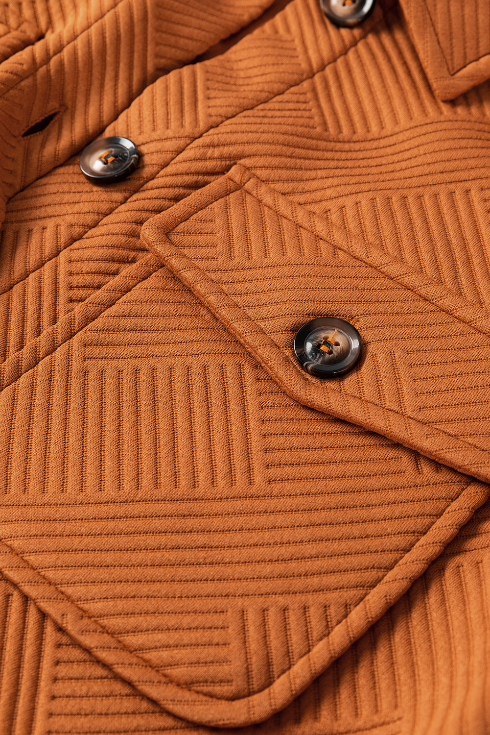 Abrigo largo con cuello texturizado y hombros caídos con botones en la parte delantera y diseño de llamas doradas - Bego Fashion