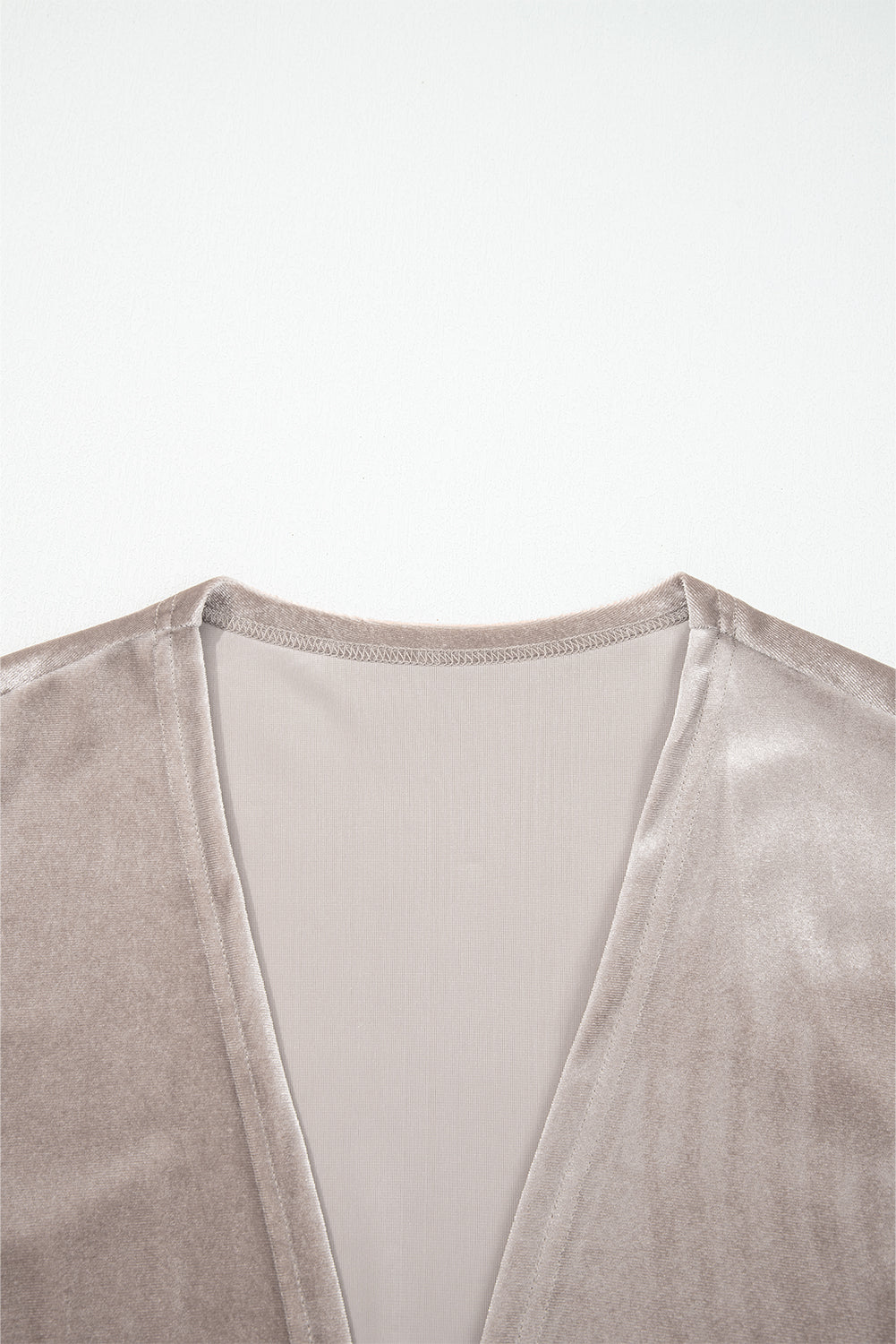 Kimono de terciopelo gris humo con mangas tres cuartos y frente abierto