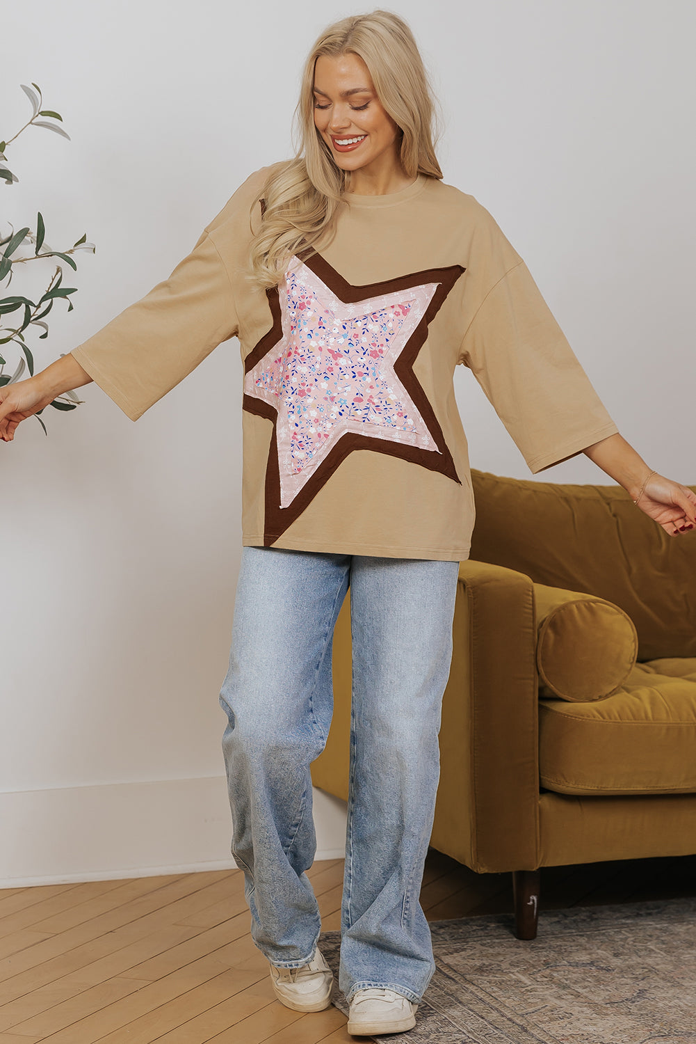 Top de manga tres cuartos con estampado floral y diseño de parches tipo estrella en color camel